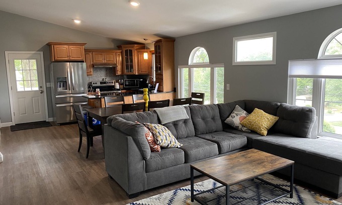 Narragansett House | Fully Renovated Beach House Close to Pier Sleeps 10