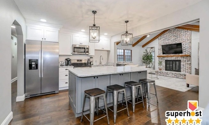 Lexington House | Fully Renovated | Finished Basement | Luxury Beds | Games