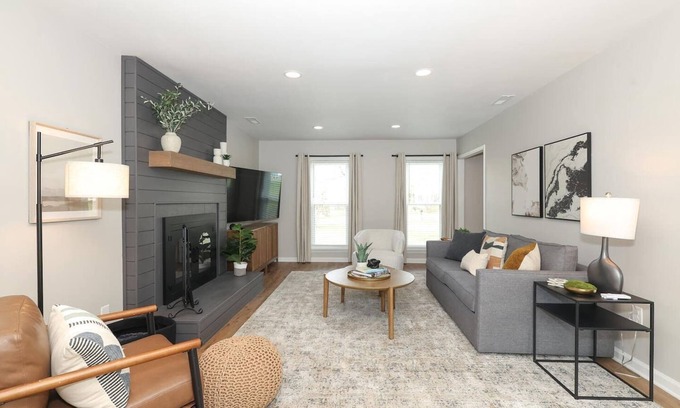 Charlotte House | Fully Renovated MTR (29 Night Max) - 3/2.5 - Dogs OK - Smart Home
