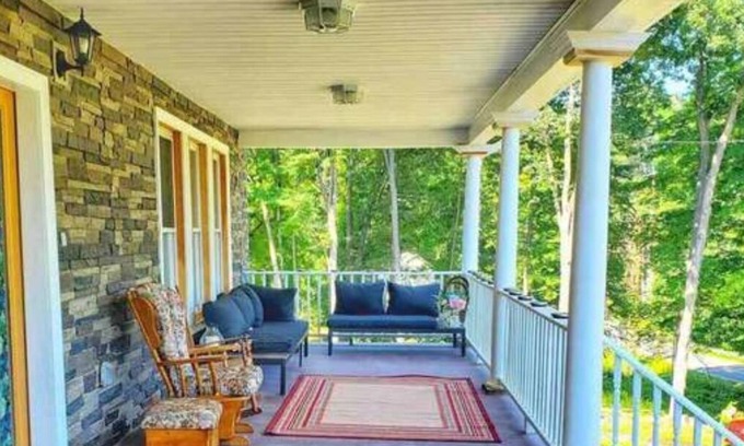 Mount Marion House | Fully renovated Victorian house situated on mountain with jacuzzi & fireplace.