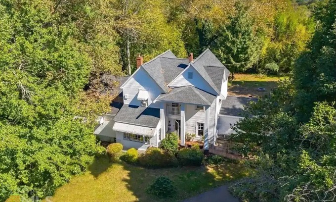 Baldwin House | Fully Restored Country Manor