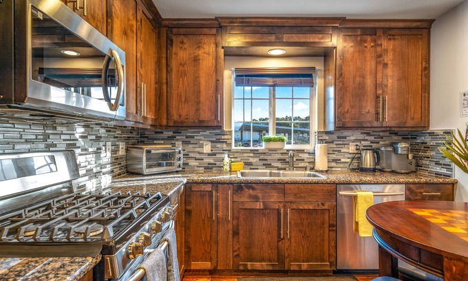 Seaside House | Fully Updated 3 BDR Seaside Home Minutes to Beach!