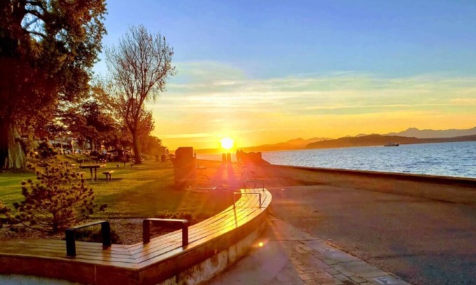 Alki House | Fun Alki Yellow 2BR Bungalow Home, near the beach