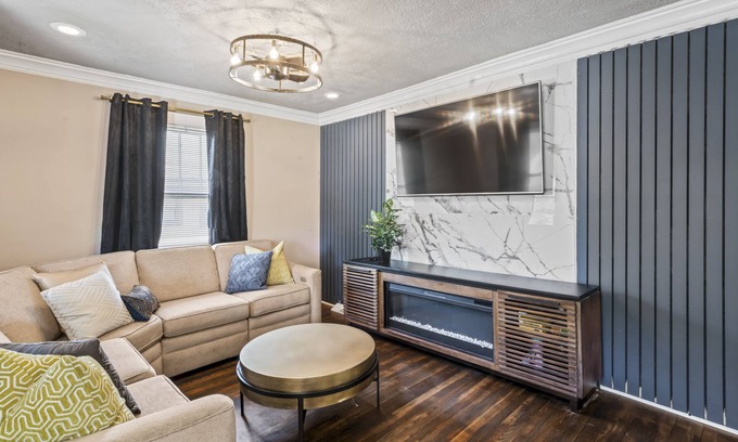 South Kansas City House | Fun Art Deco themed home 5 minutes from KC Plaza, Downtown