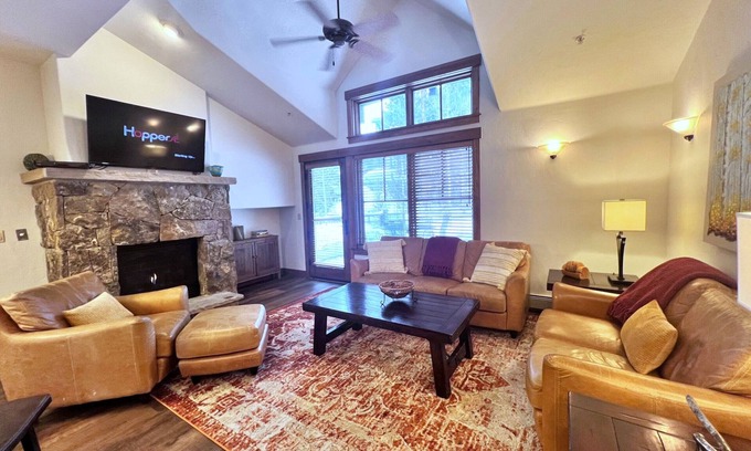 Breckenridge Ski Chalet | Fun Awaits! Ski-In Pools Hot Tubs Walk to Main St