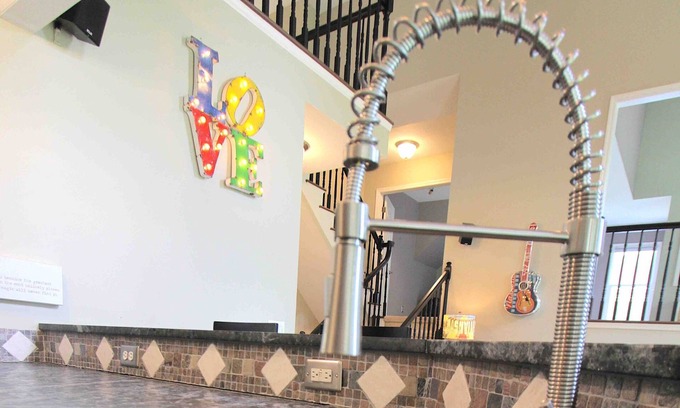 Brentwood House | FUN COUNTRY in the MuSiC CiTy BRENTWOOD
