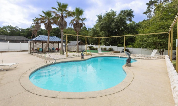 Foley House | Fun Daze- Beautiful, Private *Heated Pool, Putting Green, Amazing Low Rates!