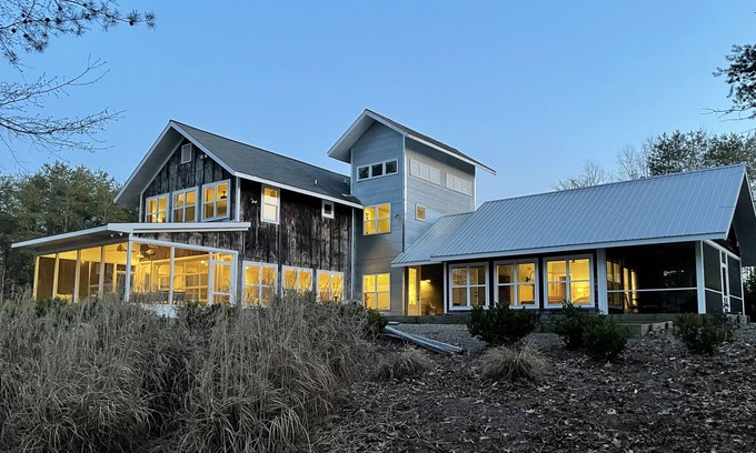 Hickory House | FUN, Family Hangout @ Lake Hickory - Great for Retreats!
