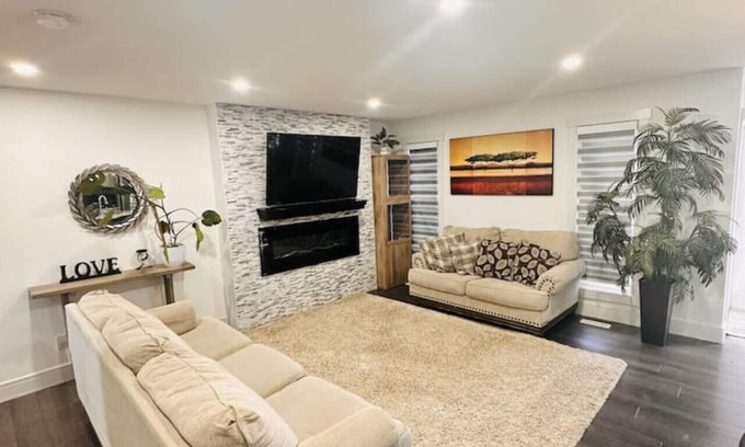 Southeast Edmonton House | Fun for family, sleeps 14, Fun for pets , Yard, AC, Lots of Parking