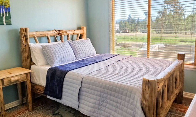 Donnelly Cabin | Fun Getaway with Hot Tub, Arcade, Playground!