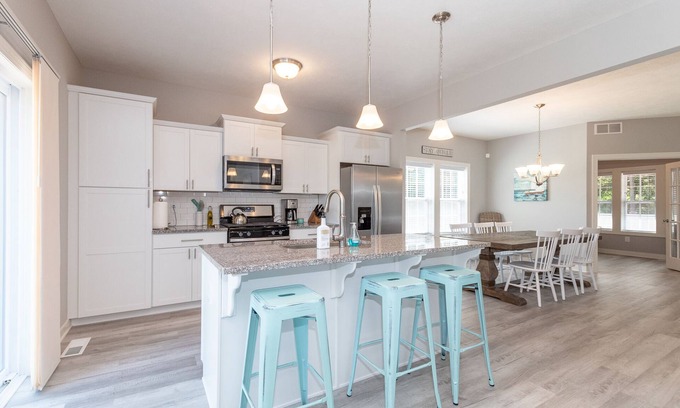 South Haven House | Fun Haven sleeps 12. All season pool and hot tub. Walk to beach. Pet friendly.