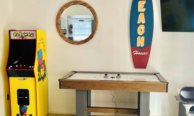 Driftwood House | Fun Kids Family Stay - FLL Cruise Guests & Airport! AirHockey-Arcade-Pool-Toys