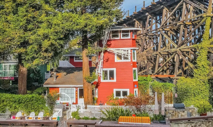 Capitola House | Fun Luxurious Property! 5 min walk to BEACH, Hot tub, putting green, fire-pit!