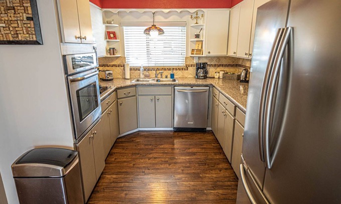 Rancho Oakey House | *FUN* POOL* GRILL*GREAT LOCATION*PRIVATE*FAMILY