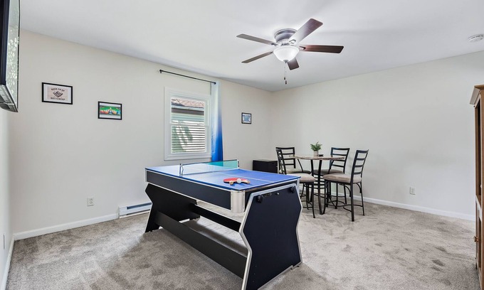 Boulder Hill House | Fun, Spacious, NO STAIRS, Garage, WIFI, Sleeps 8max – Ideal for Families & Crews