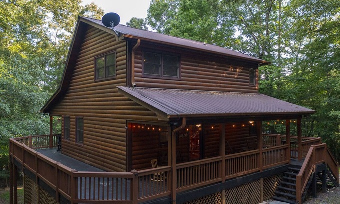Cherry Log Cabin | Fun Woodsy Cabin! Hot Tub, Game Room, Fire Pit! In the Aska Adventure Area
