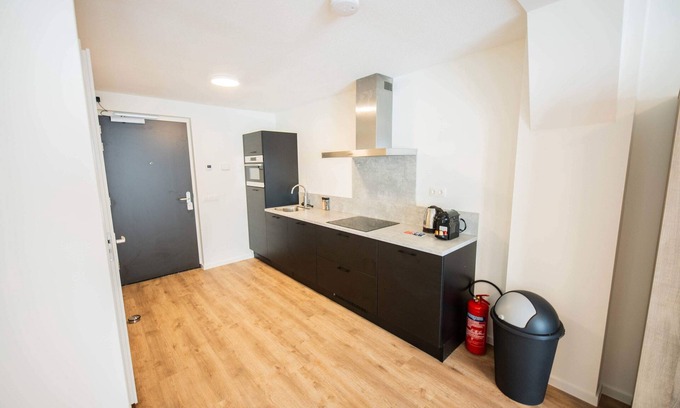 Kop van Zuid Apartment | Functional serviced studio apartment 46m2 -PRH12F-