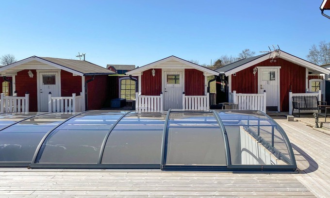 Morup House | Functionally furnished domicile, on a divided plot, with pool and barbecue.
