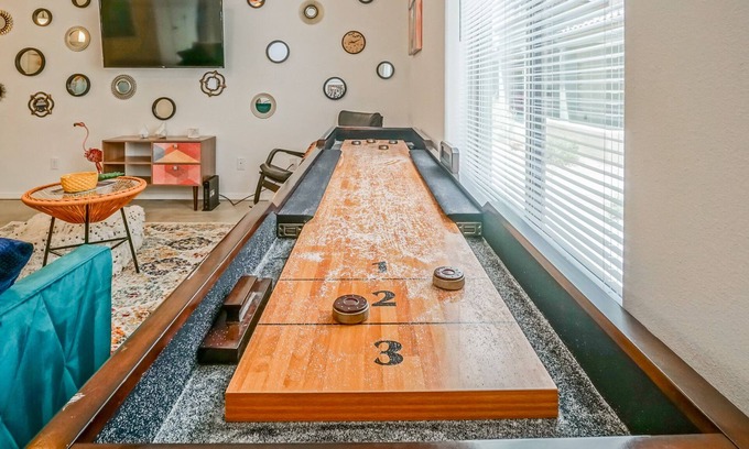 Barelas House | FUNKY FUN 3bd/2.5ba, 2 KINGS, Shfflbrd, Pro Cleaned!