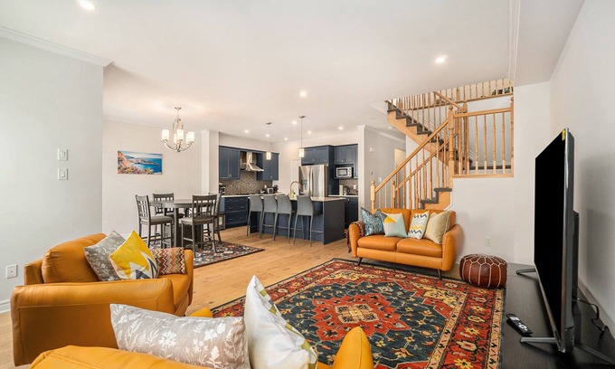 Ottawa Division House | Furnished 4 Bedroom House in Ottawa sleeps 8