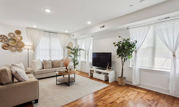 South Philadelphia Apartment | Furnished Apt in Philadelphia- hospitals, historic sites, stadiums, Navy base