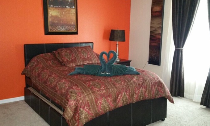 Orlando Bed & Breakfast | Furnished Bedroom and Private Bathroom