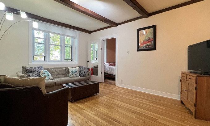 Sheffield and DePaul Apartment | Furnished Holiday Gem Lincoln Park Chicago - Red Line/Fullerton L 1 Block