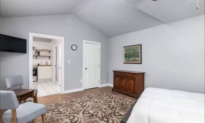 Southtown Apartment | Furnished House Apartment with Private Entrance and Parking