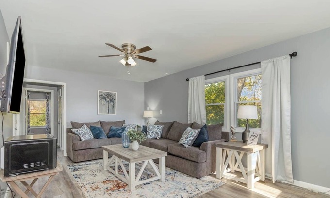 Middletown House | Furnished Ranch Home with FREE washer and dryer