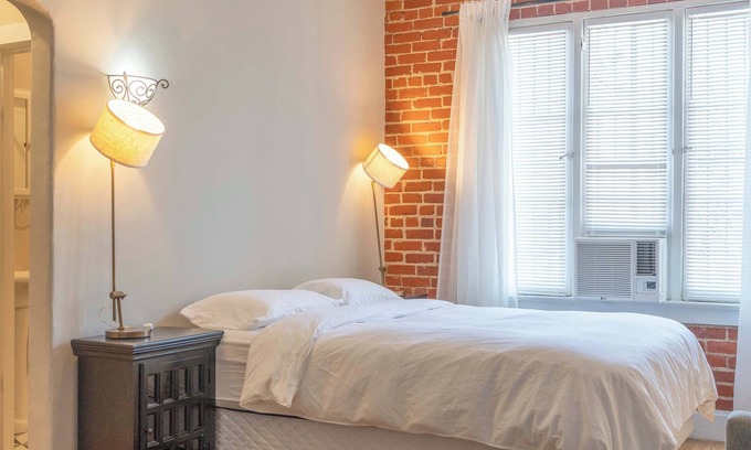 East Hollywood Apartment | Furnished Studio in Silver Lake