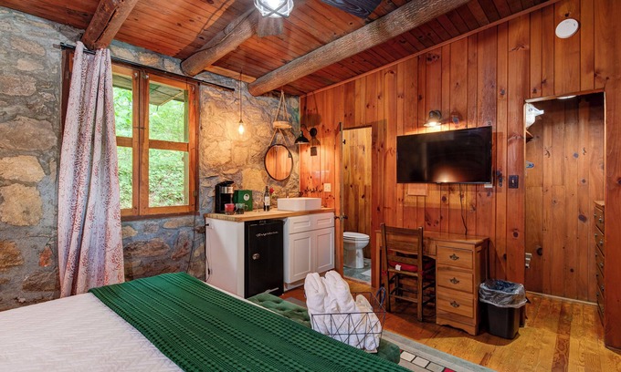Waynesville Hotel | Furry Lodge and Suites