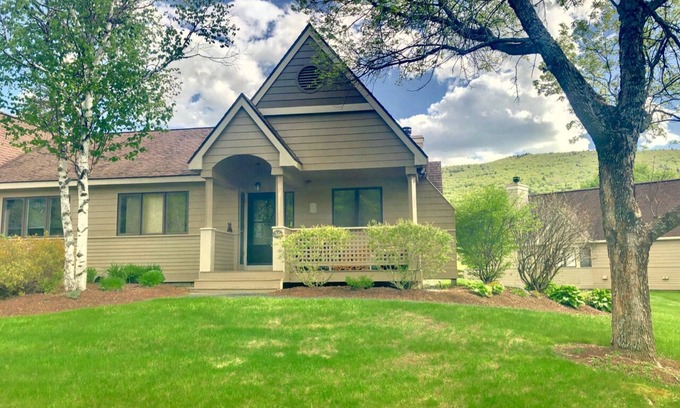 Bretton Woods House | FV36 Sunny Fairway Village Townhome on the Mount Washington Hotel golf course. AC, dog friendly!