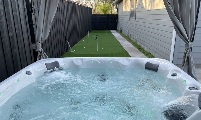 Fort Worth House | FW Retreat Minutes to Stockyards TCU 7th St Hot Tub MiniGolf