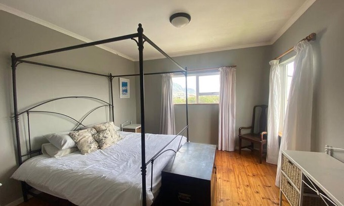 Betty's Bay House | Fynbos Lodge - a fynbos beach house