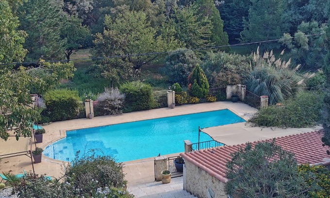 Les Angles Apartment | Gîte Côté Piscine 5mn Avignon