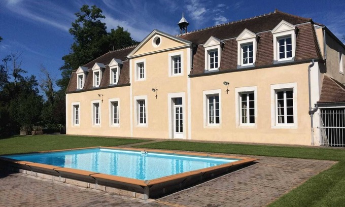 Saint-Georges-sur-Baulche House | Gîte Château de Montboulon-14 persons Swimming pool and Jacuzzi