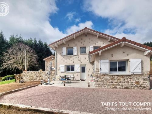 Saint-Priest-la-Prugne House | Gîte chaleureux avec terrasse en pleine nature - Parfait pour 4 personnes - FR-1-496-348