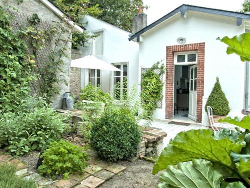 Blois House | Gîte de Charme au Cœur de Blois avec Jardin Privé, Garage et Équipements Modernes - FR-1-491-425