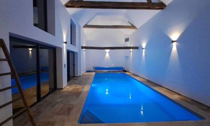 Rouez House | Gîte du Plantagenêt with private indoor heated pool