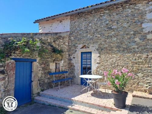 Vouvant House | Gîte en cité médiévale de Vouvant avec parking privatif, 4 chambres - FR-1-426-590