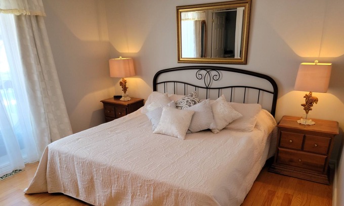 Mauricie Bed & Breakfast | Gîte le Grandelinois - La Jeanne d'Arc - Bedroom with King bed