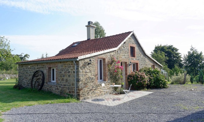 Bourseigne-Vieille Cottage | Gîte Les Trois Voisins