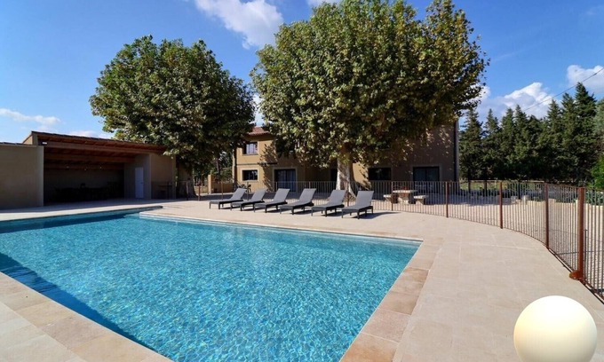 Graveson Bed & Breakfast | Gîte Spacieux, Rénové, Climatisé Avec Grande Piscine Sécurisée, Jardin Clos