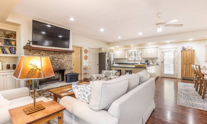 Demorest Cabin | Gaby's on the River - Perfect Vacation Home Short Walk to Chattahoochee River