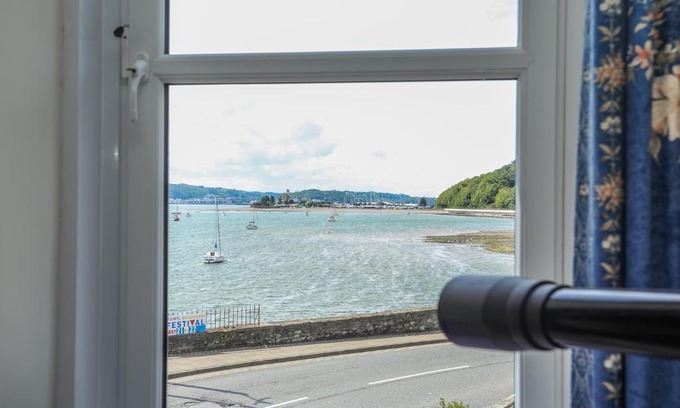 Beaumaris Apartment | Gadlys House - Waters Edge