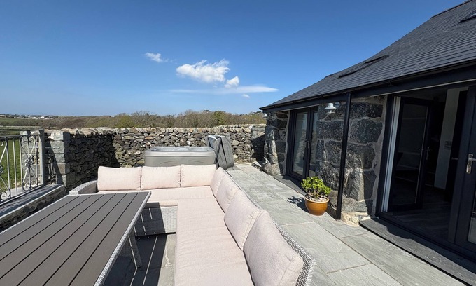 Llanfair Cottage | GAERAU BACH, pet friendly, luxury holiday cottage in Llanaber