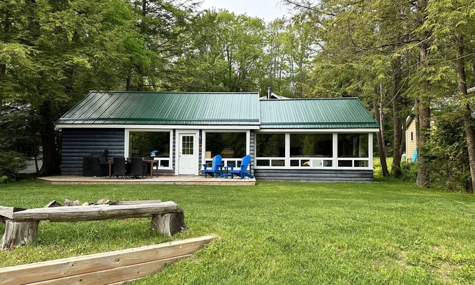 Bracebridge Cottage | Gali's Waterfront Cottage on Lake Muskoka facing south with western sunset views