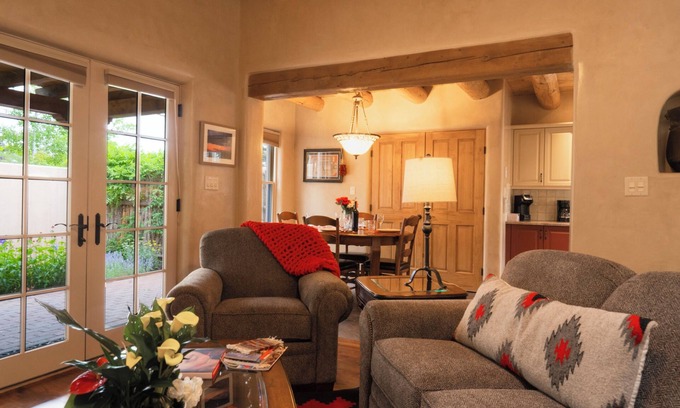 South Capitol House | Galisteo Casita - Walking distance to the Plaza