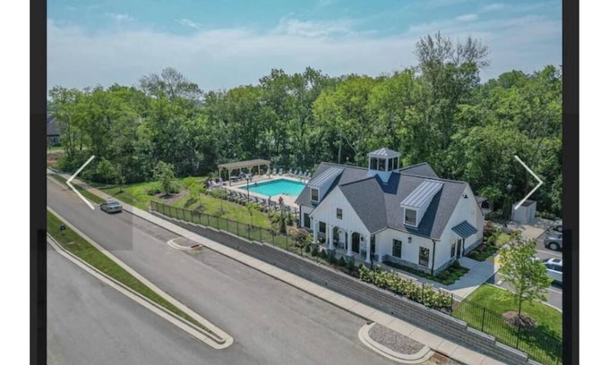 Gallatin House | Gallatin Gem Sleeps 10 + Pool & Music Nearby