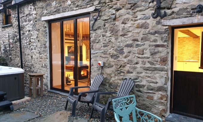 Blaencelyn House | Galleri hot tub 2 bed ensuite